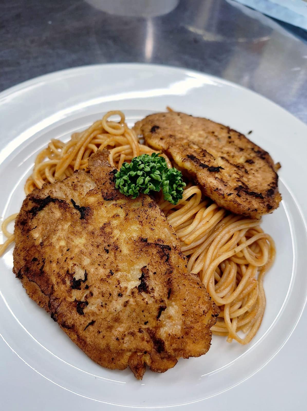 Frisch gebackenes Schnitzel mit hausgemachter Pasta aus der Küche des Gasthof Sandwirt