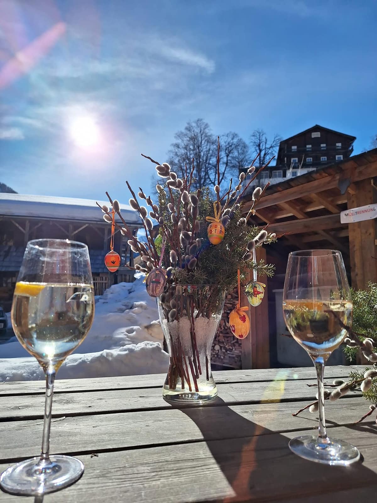 Gedeckter Tisch auf der Sonnenterrasse des Gasthof Sandwirt